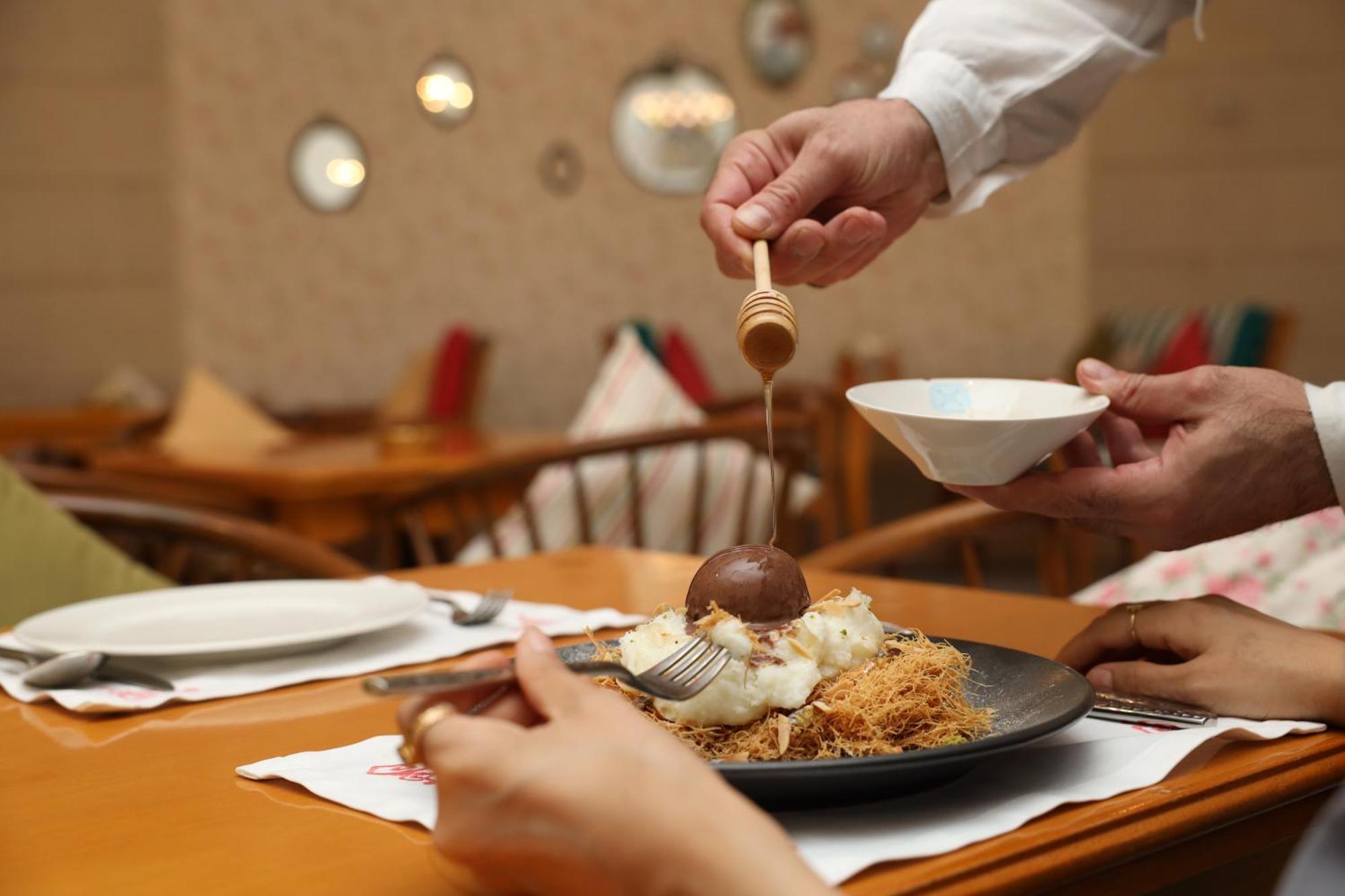 Kempinski Al Othman Hotel Al-Chubar Zewnętrze zdjęcie A waiter serving food