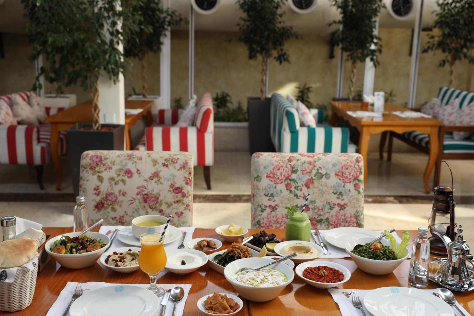 Kempinski Al Othman Hotel Al-Chubar Zewnętrze zdjęcie A breakfast table at the Four Seasons Hotel in Amman, Jordan