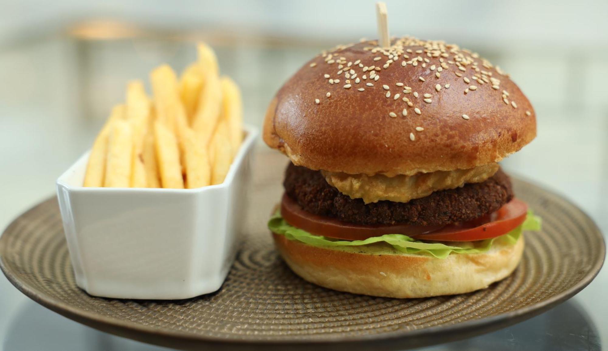 Kempinski Al Othman Hotel Al-Chubar Zewnętrze zdjęcie A vegetarian burger with fries