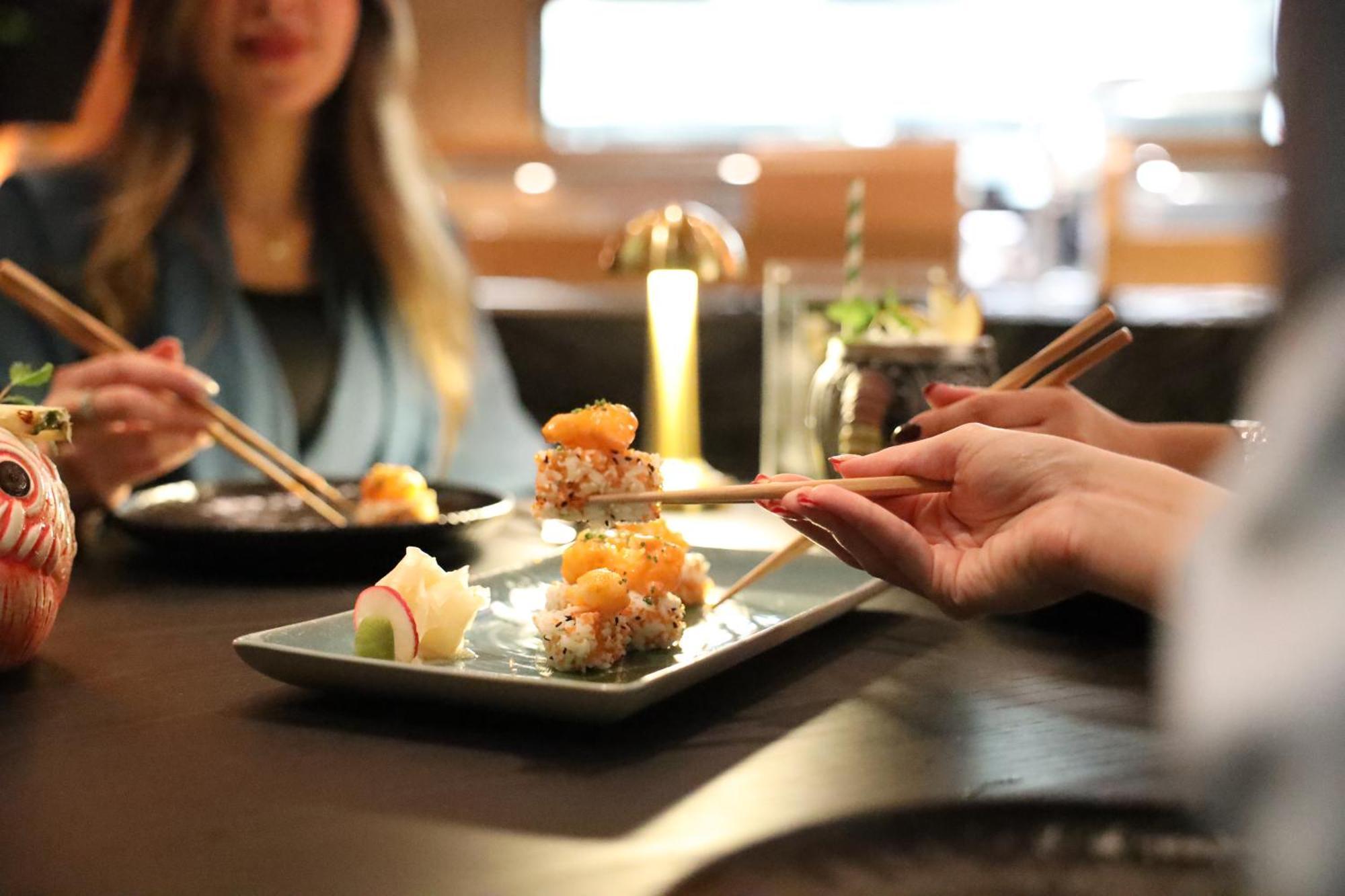 Kempinski Al Othman Hotel Al-Chubar Zewnętrze zdjęcie Sushi being eaten with chopsticks